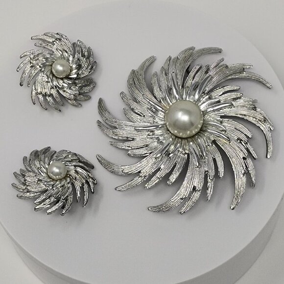 Sarah Coventry Brooch and Clip-on Earrings Set 1950s Silver-tone Faux Pearl Swir - Picture 5 of 6